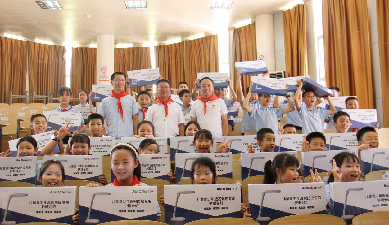 保护视力 照亮梦想｜天骄小学60名孩子领了护眼灯！
