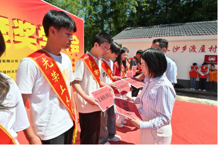 【久久公益节，一块做好事】基金会联合爱心企业在安远县长沙乡渡屋村举办2025年度奖学活动